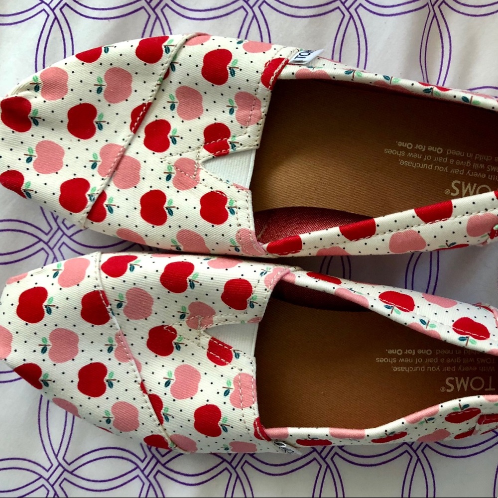 Toms apple print women’s classics: Women’s size 9